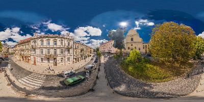 16. Вул. Грушевського, 5 (головний фасад будівлі)