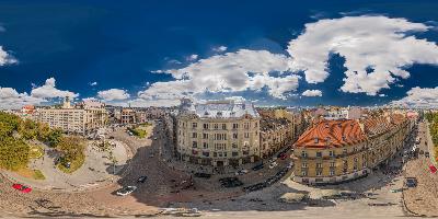 19. Пл. Міцкевича, 67 (дах будівліфасади)
