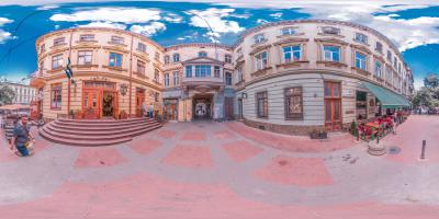 32. Вул. Дорошенка, 6 (дерев’яний еркер зі сторони проїзду Крива Липа)